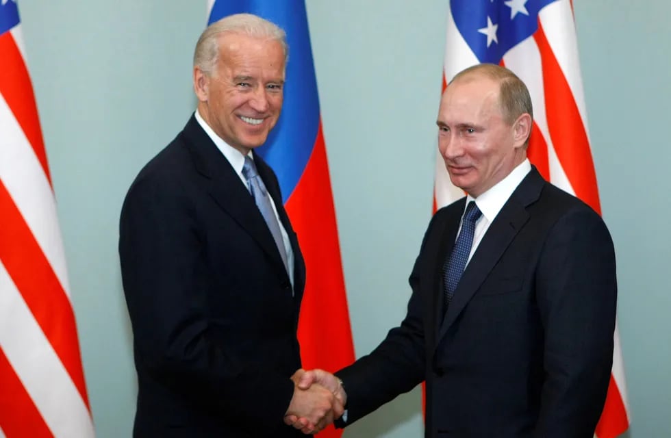Joe Biden y Vladímir Putin, ambos a favor de suspender las patentes de vacunas contra el Covid-19 (Archivo / AP)