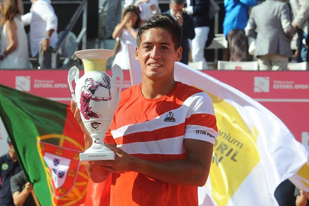 Sebastián Báez con el cetro de su primer título ATP, tras ganar el Estoril Open. (ATP Tour)