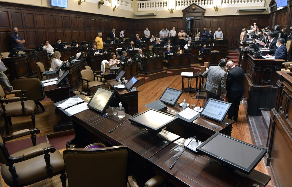 El Senado Provincial aprobó el proyecto de Ley de Boleta Única de Sufragio, en la cual se prevé un cambio en el sistema de votación de los mendocinos.

Foto: Orlando Pelichotti/ Los Andes