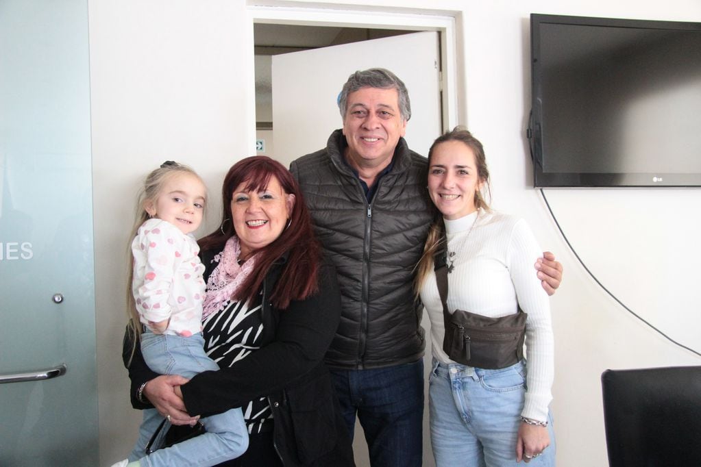 El intendente de Las Heras, Daniel Orozco, recibió a Juanita y su familia. Foto: Municipalidad de Las Heras.