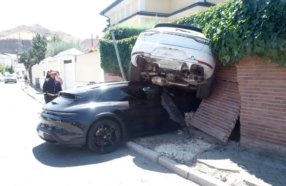 Sucedió en los alrededores de Madrid en España. La mujer quiso sacar de la cochera a uno de sus autos Porsche y embistió al otro de su propiedad.