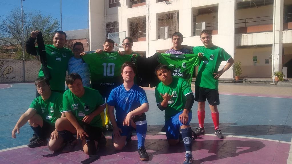 Gambeteando prejuicios: Mendoza, sede de un torneo de fútbol para personas con síndrome de down. Foto: ADOM