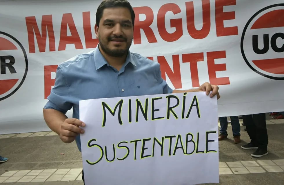 Sectores promineros protestan en la Legislatura para pedir que se vuelva a abrir el debate. En la foto, el intendente de Malargüe, Juan Manuel Ojeda. (Orlando Pelichotti / Los Andes)