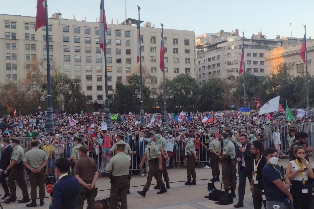 Una multitud acompañó a Gabriel Boric en su llegada a La Moneda