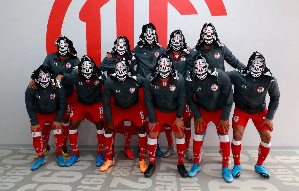 Los jugadores del Toluca con máscaras de lucha libre