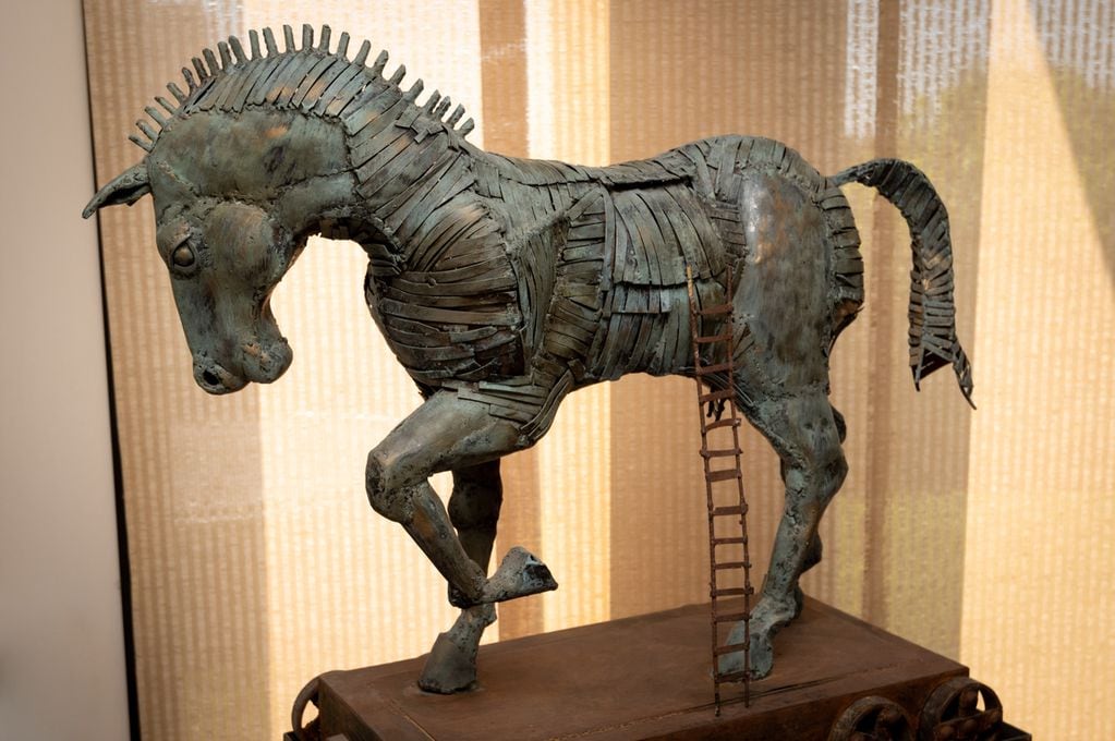 El Caballo de Troya, escultura de Jorge Carnino, hecha a pedido de sus hijos. Foto: Ignacio Blanco / Los Andes 