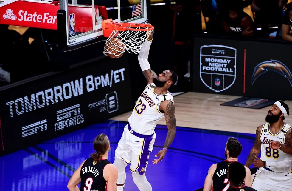 Lebron James le puso magia en la victoria de los Lakers con una volcada tremenda. /Gentileza