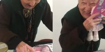 Video emotivo: una abuela recibió una muñeca como regalo y enterneció a todos los usuarios en las redes