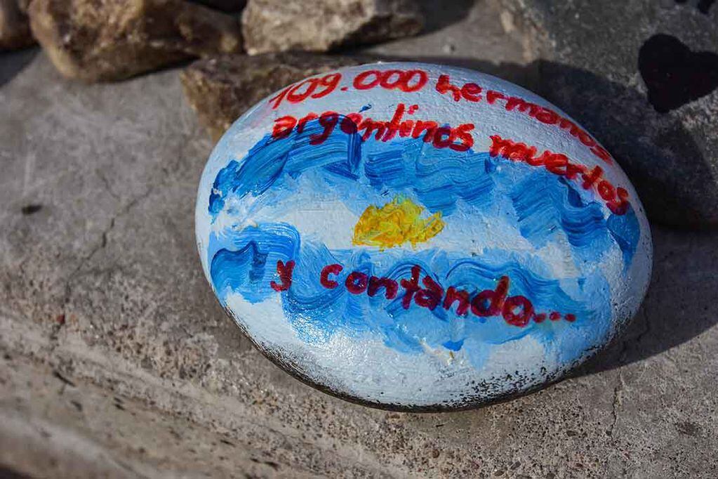 Marcha de las piedras.
En Mendoza también rindieron homenaje a los fallecidos por coronavirus.
