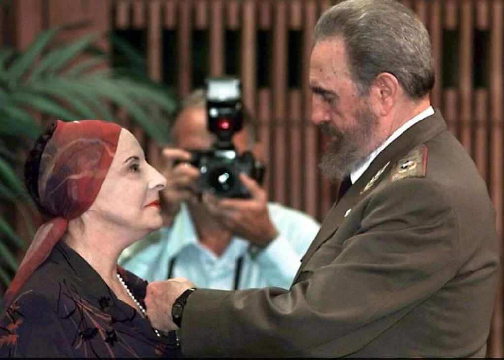 
    Alicia Alonso junto a Fidel Castro en 1998. Foto: AFP.
   
