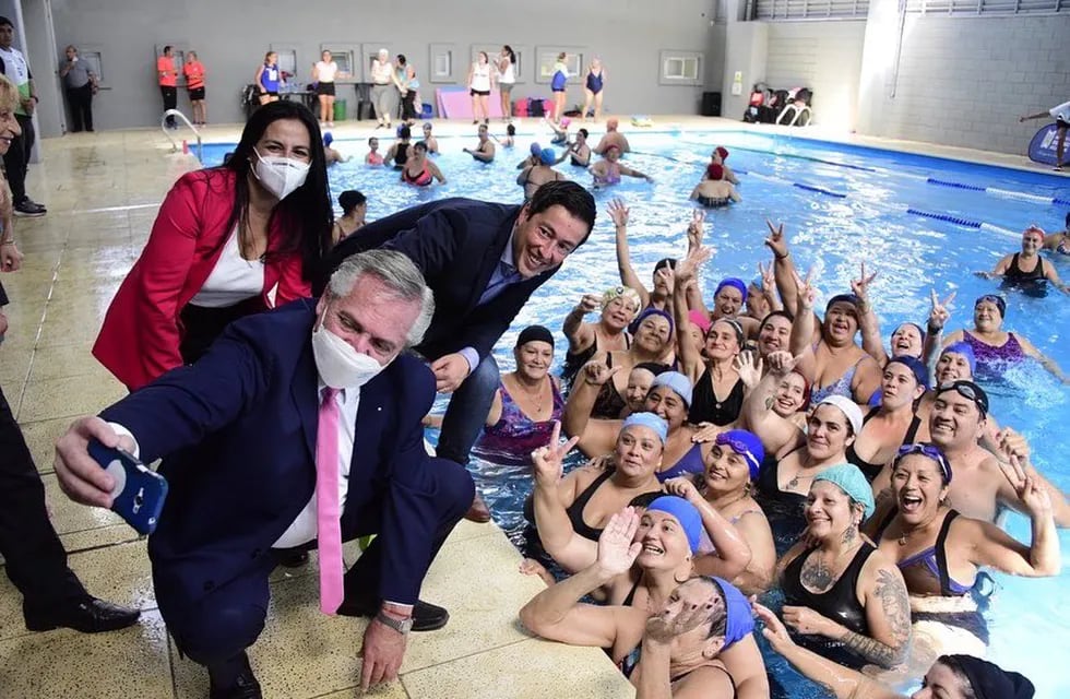 Aquagym. Alberto Fernández, durante su visita a una clase de gimnasia acuática en la localidad de Tortuguita. (Twitter @Noecorrea_ok)