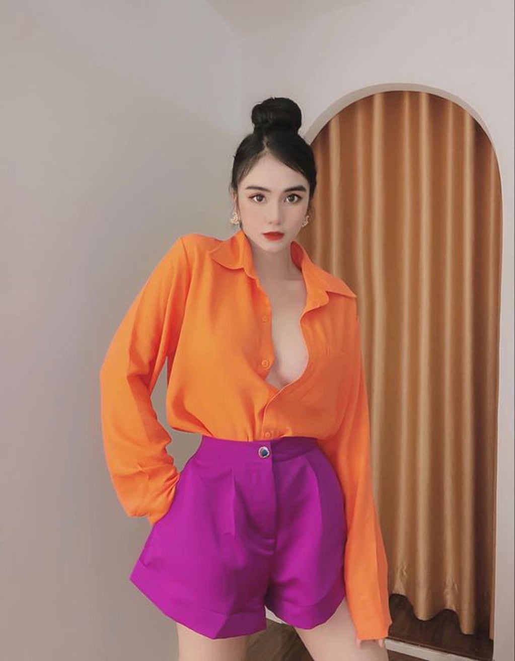 Opción al revés short violeta y camisa naranja