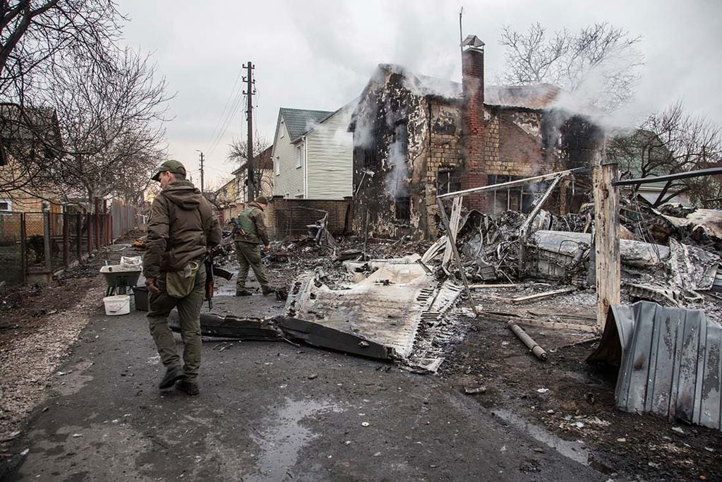 Máxima tensión: la ofensiva rusa se acerca a las afueras de Kiev.