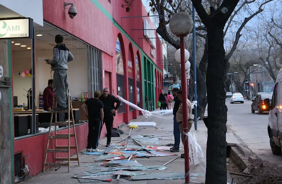 El pasado 21 de julio, las potentes ráfagas destrozaron las vidrieras de un mayorista en el Centro. | Foto: Marcelo Rolland / Los Andes