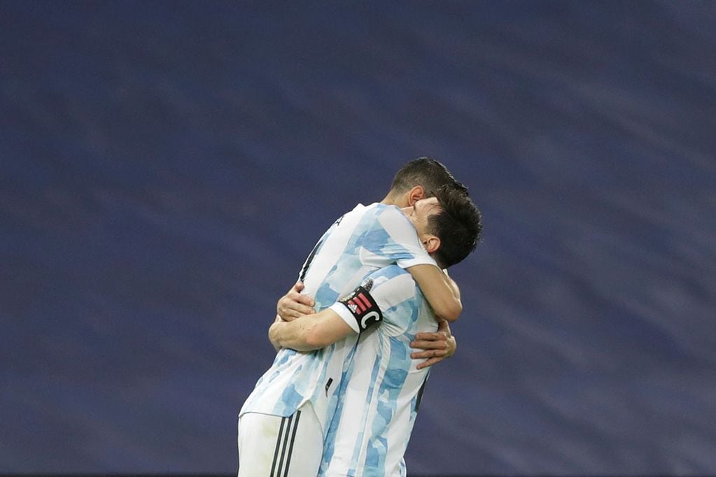 Messi y el abrazo a Di María tras el gol. / AP 