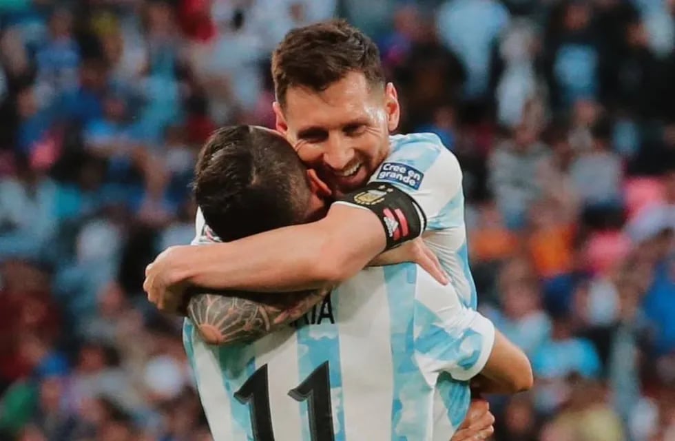Lionel Messi y Ángel Di María festejan el segundo gol argentino en Londres. Los delanteros fueron claves.