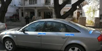 El auto de alta gama estaba estacionado en la cochera de la casa del barrio Santa Ángela. 