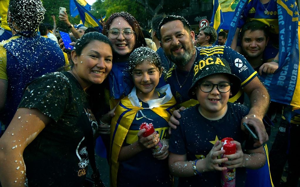 En Mendoza, los hinchas de Boca celebraron el campeonato en pleno centro. / Orlando Pelichotti - Los Andes