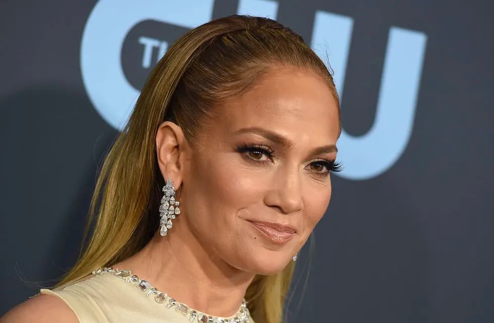 Jennifer Lopez lució un atuendo total white y paralizó las redes