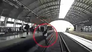 Video: se desvaneció, cayó a las vías del tren y se salvó de milagro