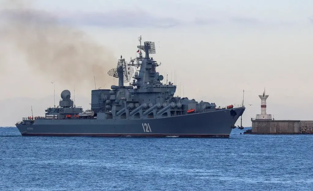 La ingeniosa distracción con drones que permitió a Ucrania hundir al Moskva, el buque insignia ruso.