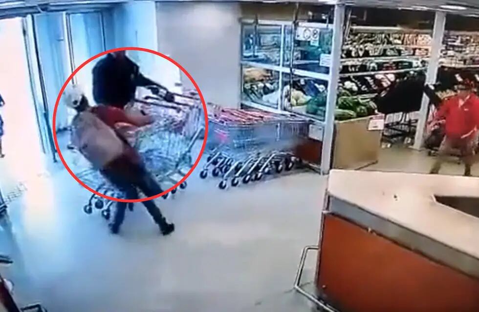 El empleado lanza una botella de tres litros y noquea al delincuente