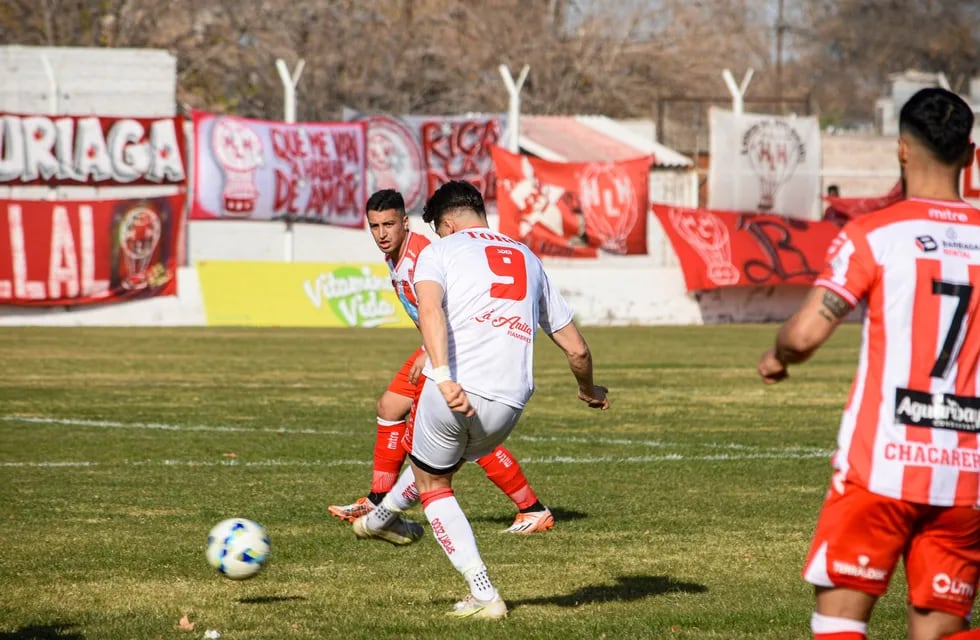 Huracán Las Heras volvió a derrotar a San Martín por 1-0 como sucedió en el debut de ambos en el campeonato. / Gentileza: Prensa HLH.