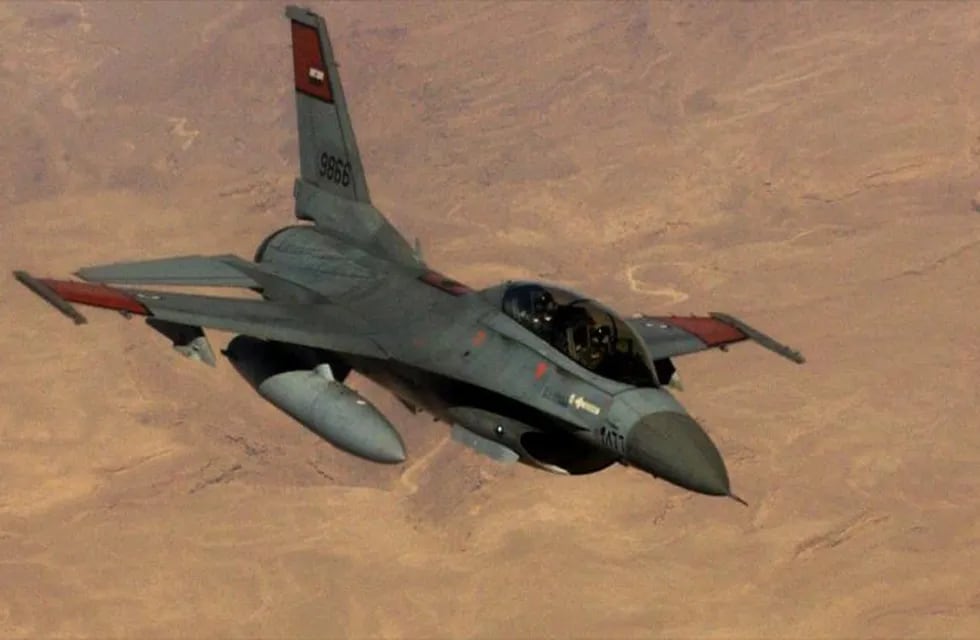 Caza F-16 de la Fuerza Aérea Egipcia en pleno vuelo.