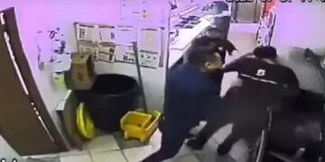 Atacó a golpes a un empleado de un local de comidas rápidas porque le pidió que hiciera fila
