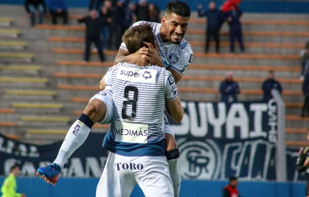 Matías Quiroga salta y abraza a Diego Toneto, en la alegría de Independiente Rivadavia luego de ganar ante Estudiantes de Buenos Aires.