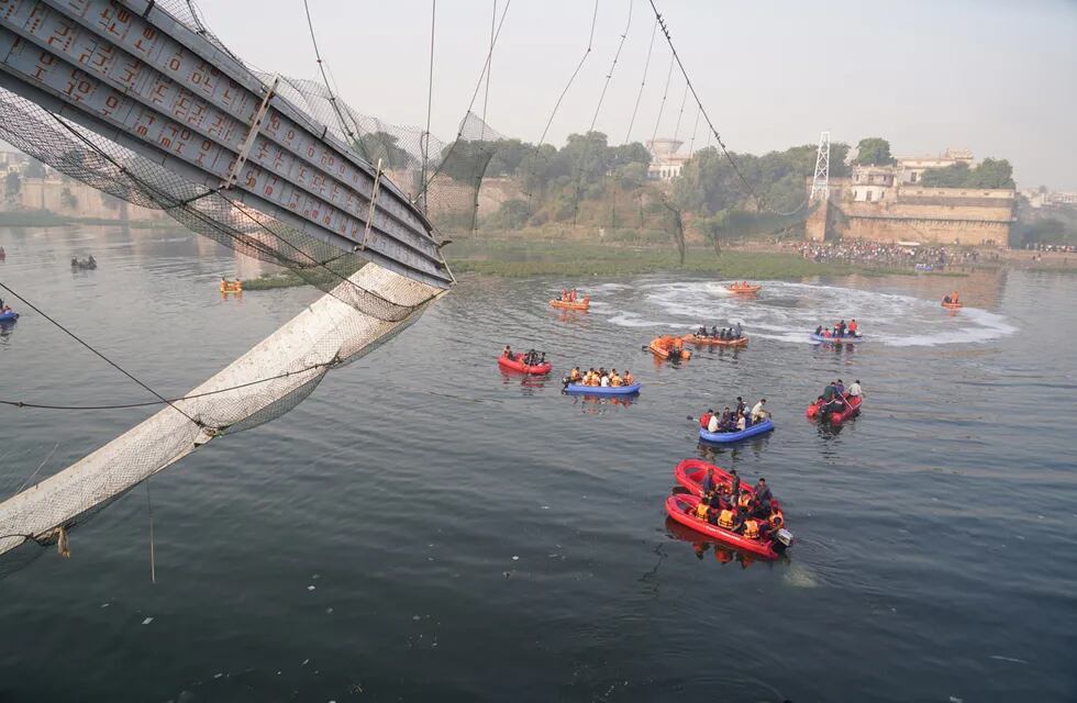 -Las autoridades de la India elevaron a 132 el número de muertes confirmadas por el colapso de un puente en el occidente del país, tras más de 12 horas e intensas operaciones de búsqueda que se prolongaron a lo largo de la noche. Foto EFE