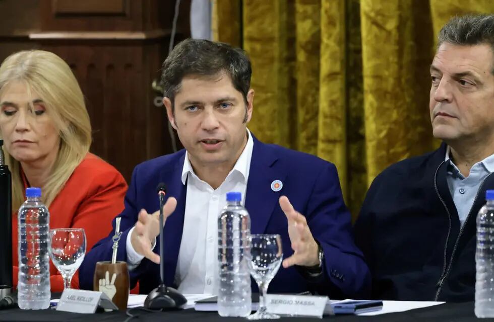 Sergio Massa, Axel Kicillof y Máximo Kirchner lideraron una cumbre del PJ bonaerense para resistir el DNU de Milei. / Foto: Noticias Argentinas