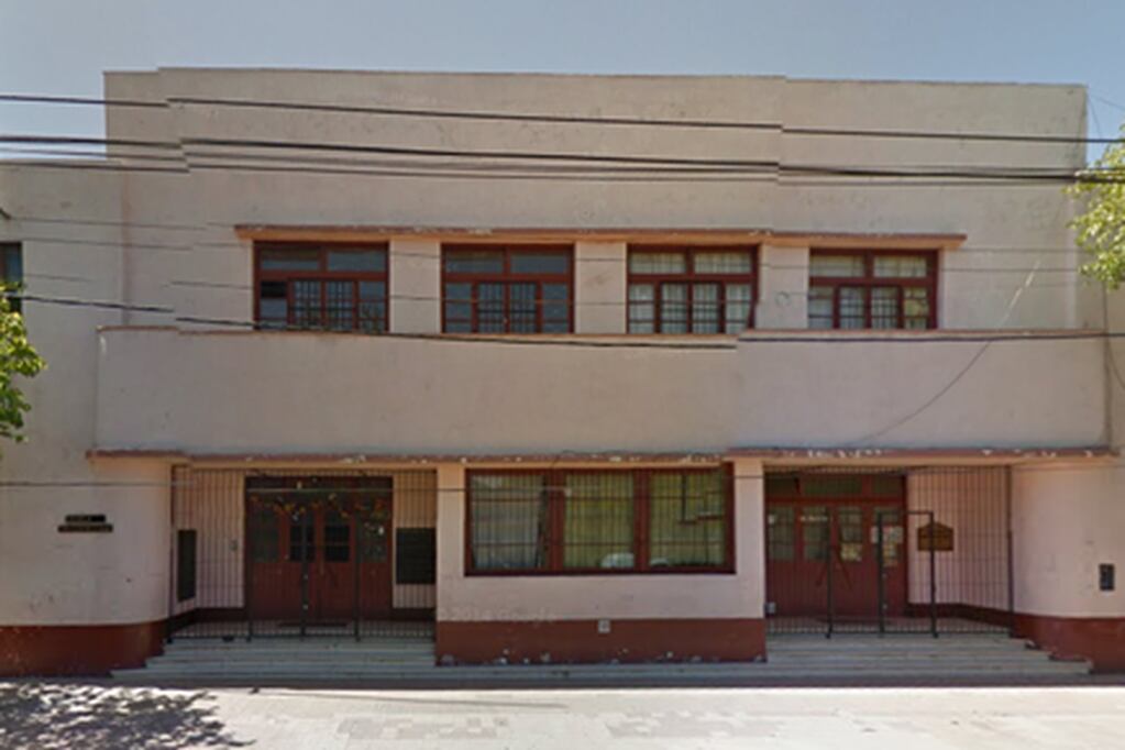 Escuela Guillermo Cano, ubicada en calle Godoy Cruz y Pellegrini de Guaymallén