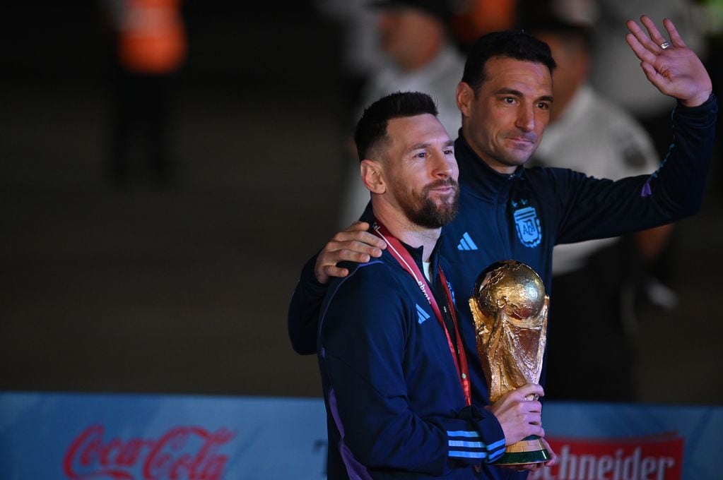 La foto más esperada. Messi y Scaloni con la Copa del Mundo en casa. / Foto: Clarín