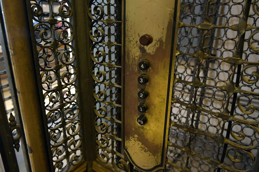 Los comandos originales de los ascensores del Pasaje San Martín. Foto: Orlando Pelichotti