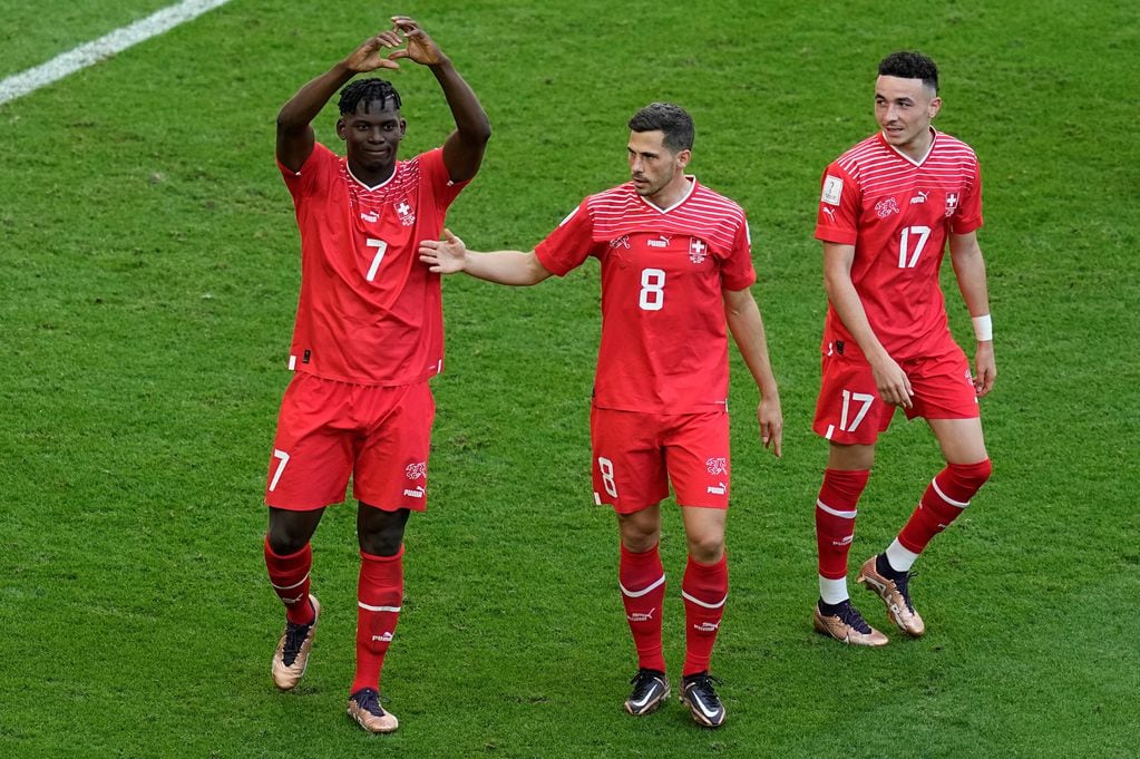 Breel Embolo anotó el 1-0 para Suiza. Nació en Camerún. Primero no lo gritó; luego, lo dedicó. (Foto: AP)