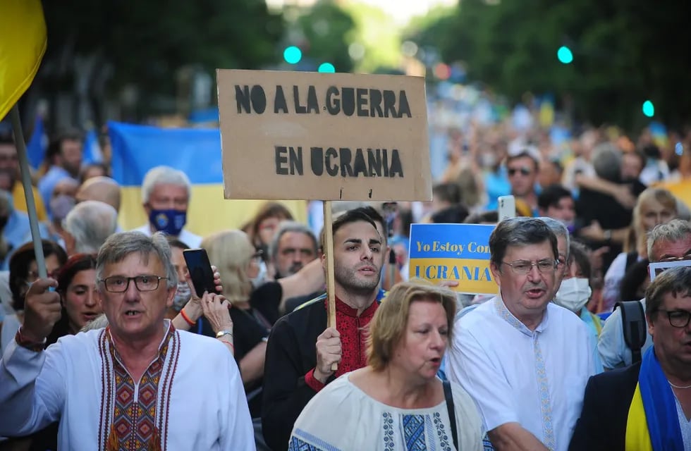 Marcha contra la guerra en Ucrania - Foto Clarín