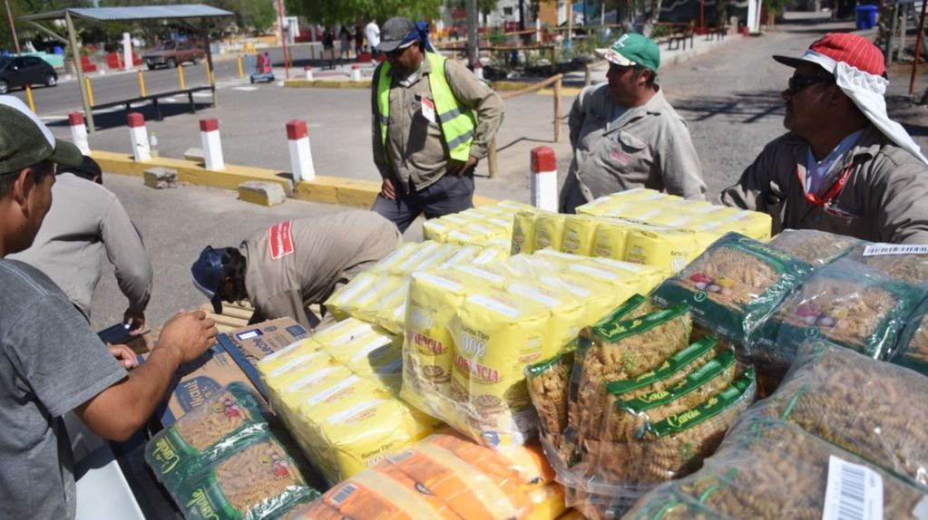 Los alimentos fueron entregados esta mañana a la Fundación de la Difunta Correa. Foto: Diario Huarpe/ Sergio Leiva