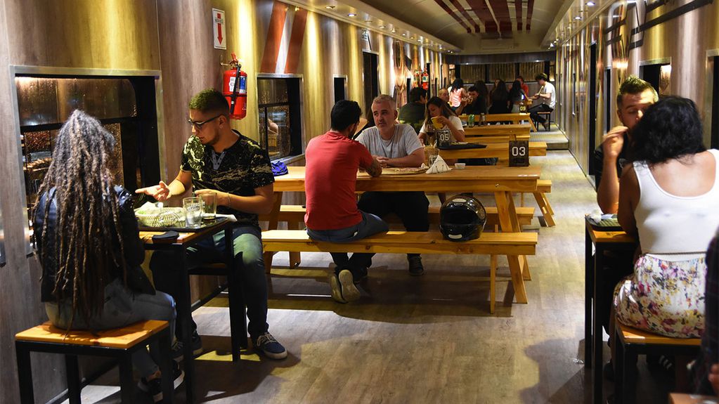 Experiencias únicas, como la refuncionalización de vagones de tren para acodicionanlos como restaurantes y bares. En la foto: Bar y restaurante Convoy, ubicado en el departamento de San Martin.