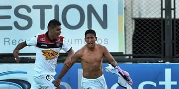  Rodrigo Aliendro festeja el gol del triunfo de Chacarita Jrs. en tiempo de descuento. (Télam) 