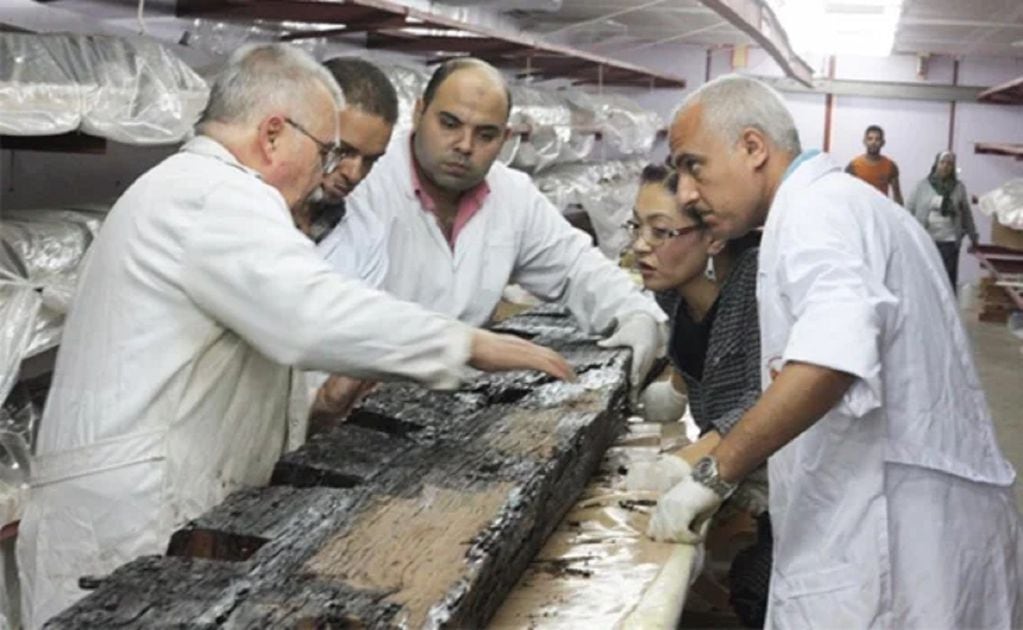 Arqueólogos trabajan en la recuperación de la segunda barca del faraón Keops - 