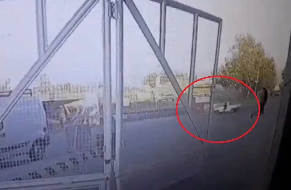 Video: una policía se colgó de un auto para evitar que escapara y la arrastraron 4 cuadras