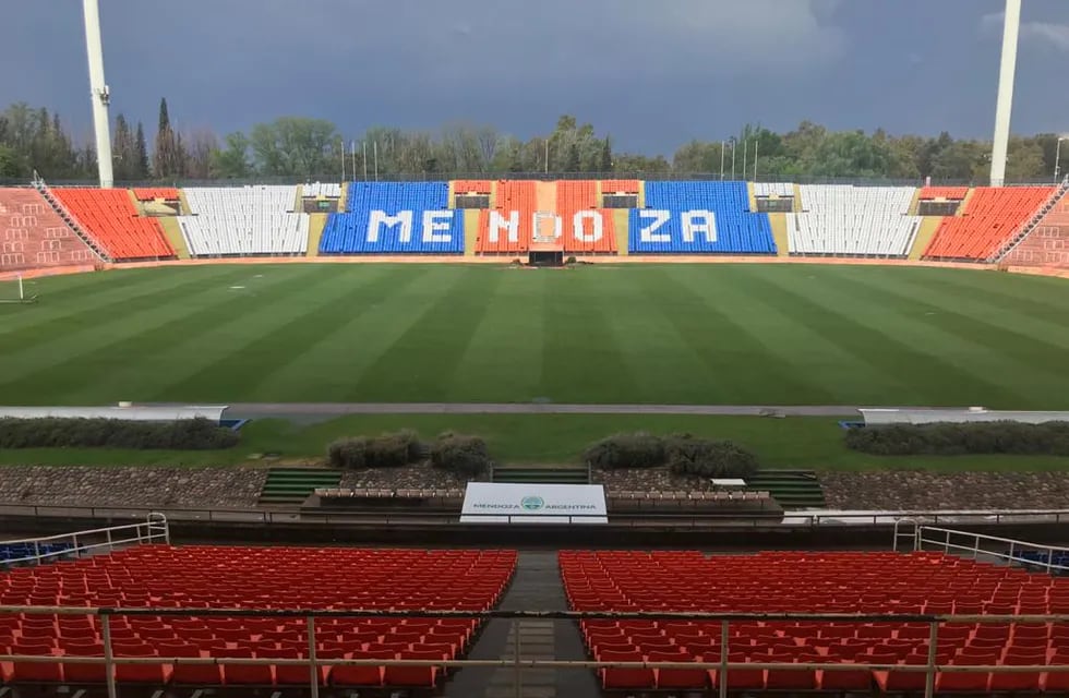 Así luce el césped del estadio Malvinas Argentinas tras la fuerte tormento que azotó a la Ciudad de Mendoza. / Gentileza.