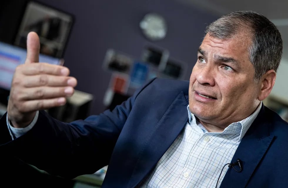 Correa denunció que esta sentencia es una forma de proscribirlo en las próximas elecciones de febrero en Ecuador.