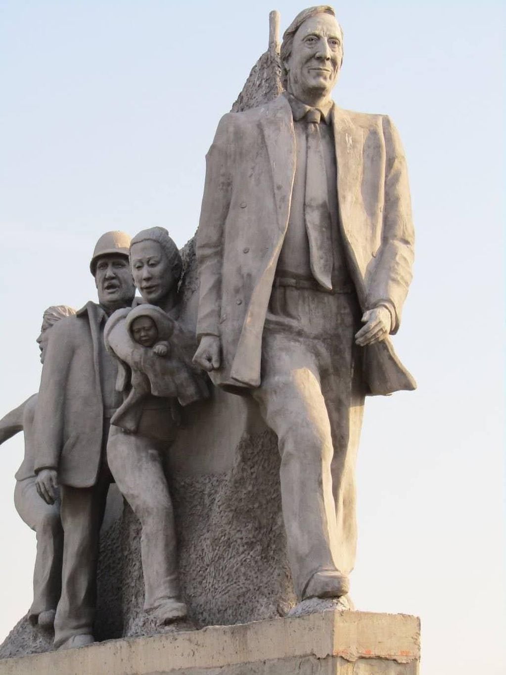 Atacaron una estatua de Néstor Kirchner en Buenos Aires.
