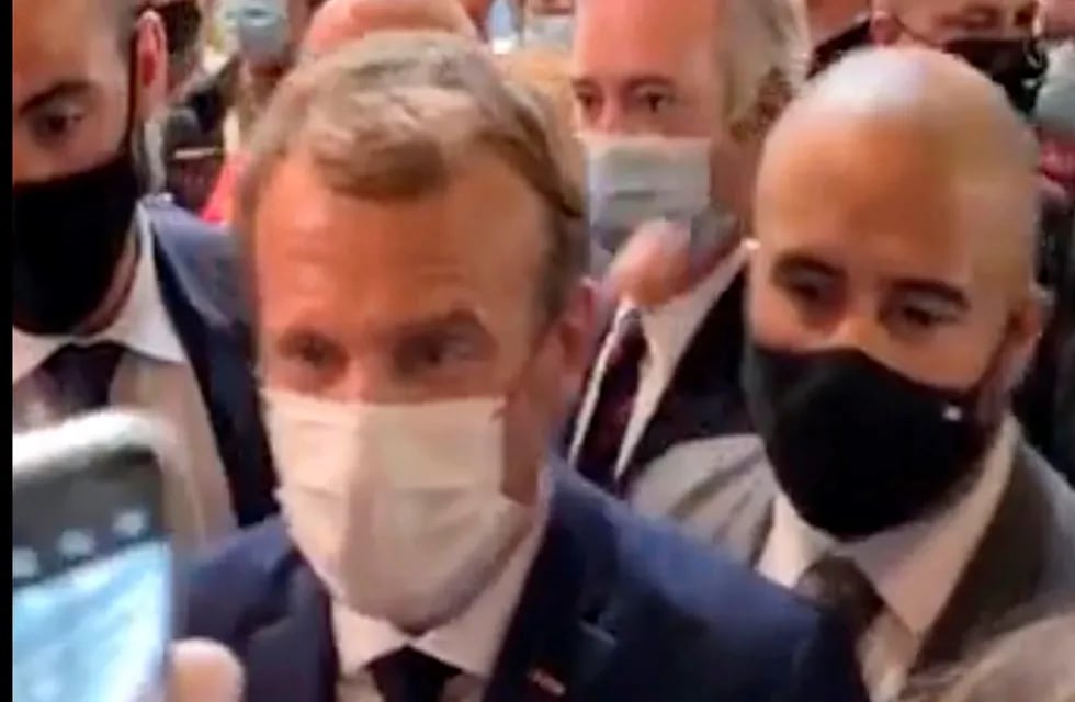 El momento del impacto del huevo arrojado contra el hombro de Emmanuel Macron. LYONMAG.COM vía AP.