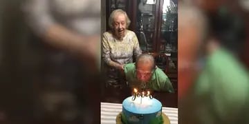 Un abuelo cumplió 100 años, intentó soplar las velitas con una mascara facial y el video enterneció la red