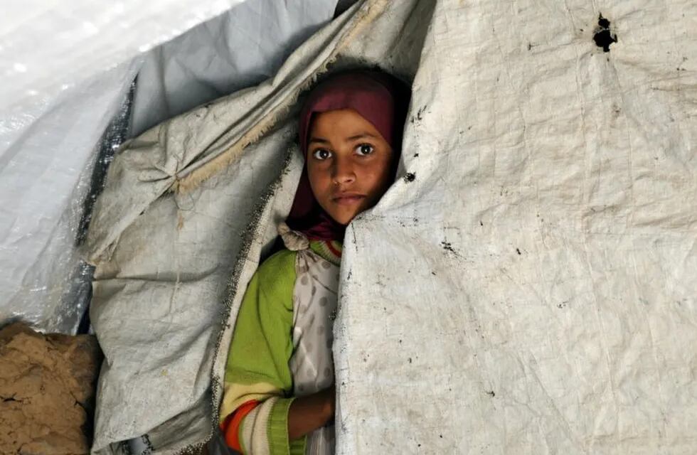 Niña yemení en campamento para refugiados