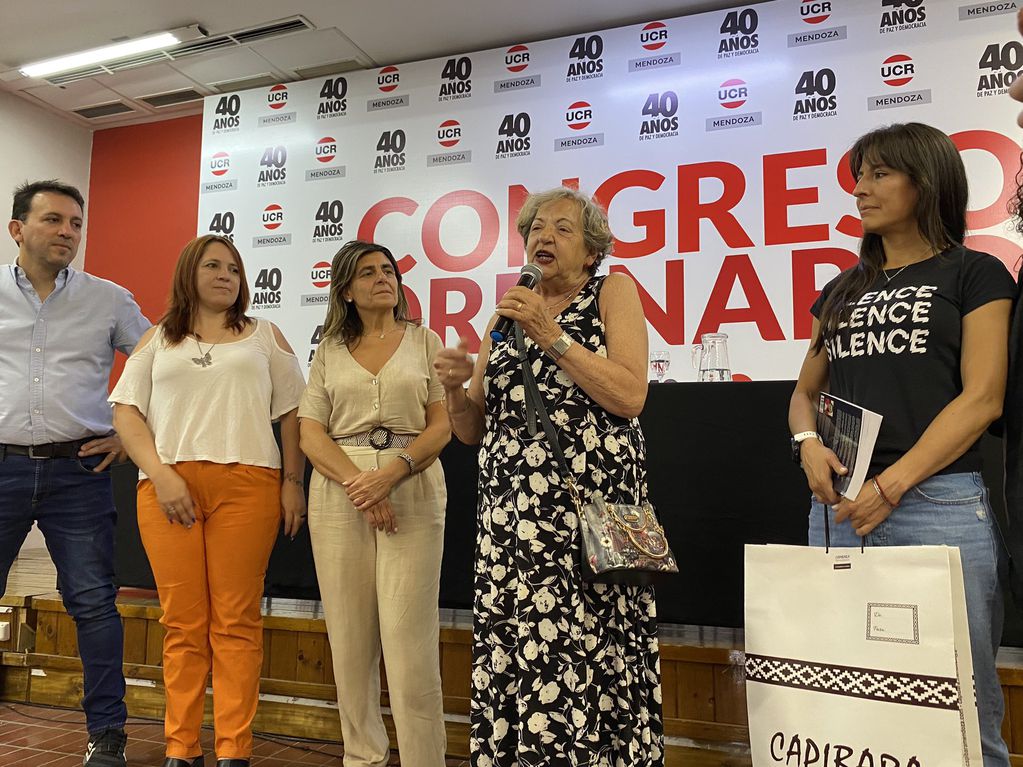 Alicia Noemí Cobos fue la única funcionaria en el gabinete de Santiago Felipe Llaver en el retorno de la democracia. Foto: @PameVerasay (X)