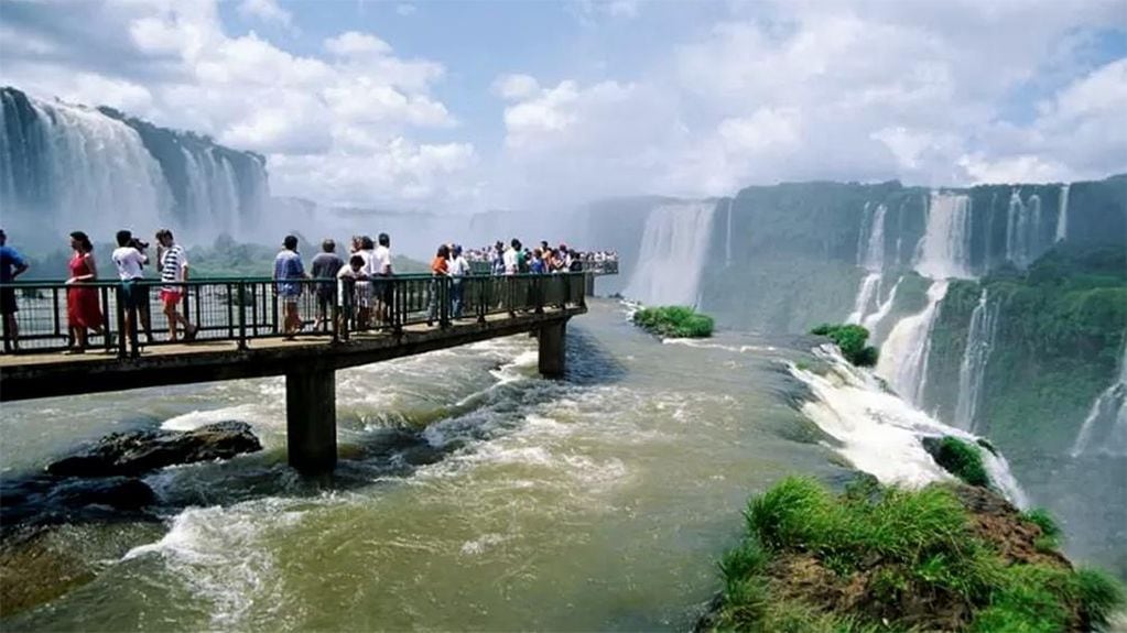 Las imponentes Cataratas del Iguazú, una de las 7 maravillas naturales del mundo.